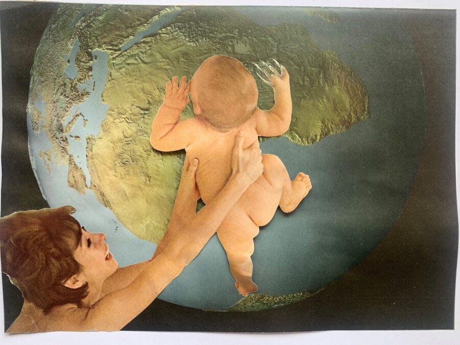 Das Bild zeigt den Planeten Erde vor schwarzem Hintergrund. Darüber gelegt, ist ein Papierausschnitt einer lächelnden Frau, die ein unbekleidetes Baby in den Händen hält, direkt über dem Globus.