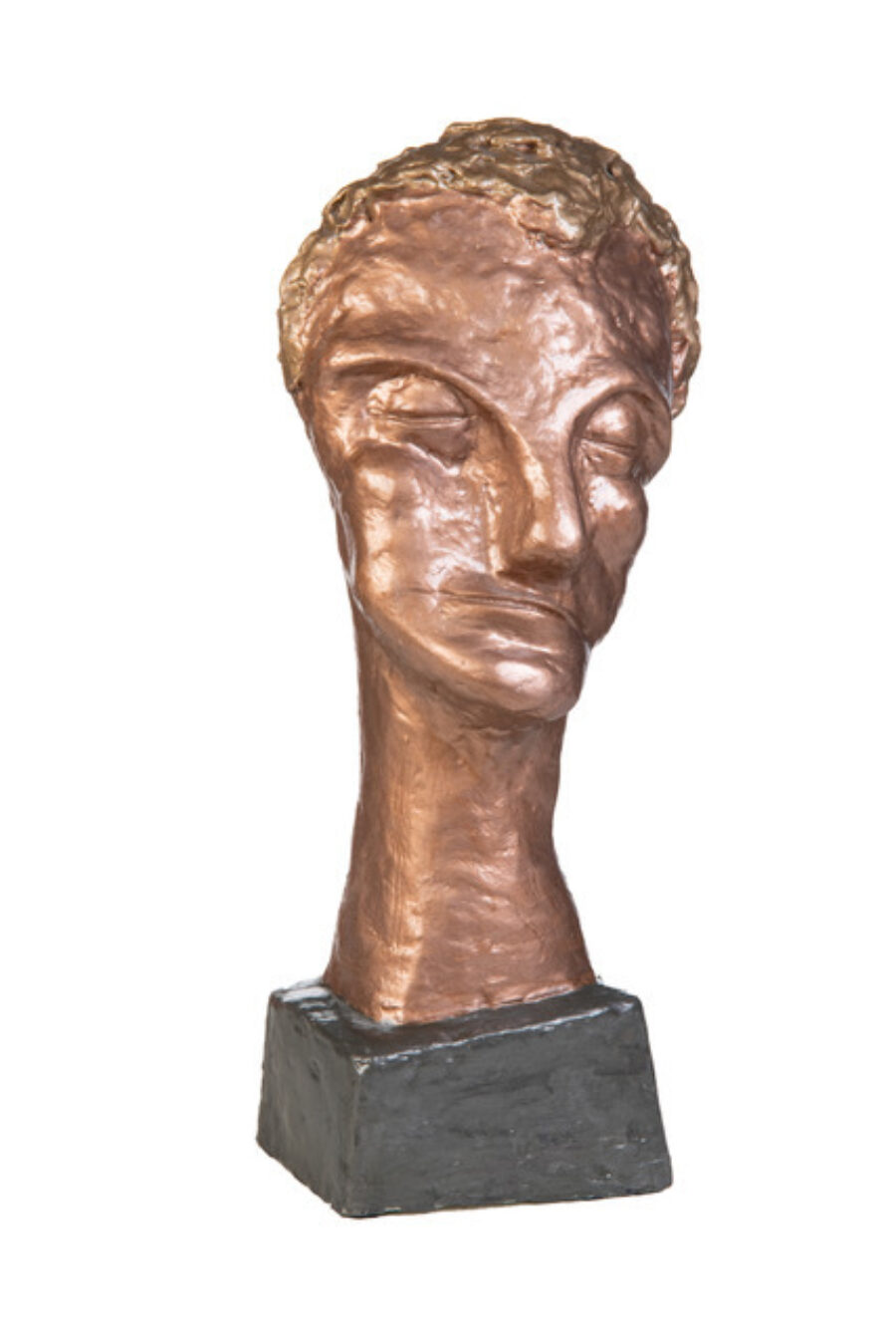 Das Bild zeigt eine Skulptur vor weissem Hintergrund. Die Skulptur ist braun und glänzt. Sie stellt ein Gesicht dar, mit kurzen Haaren, grossen geschlossenen Augen, einer grossen Nase und einem geschlossenen Mund. Die Skulptur steht auf einem schwarzen Sockel.
