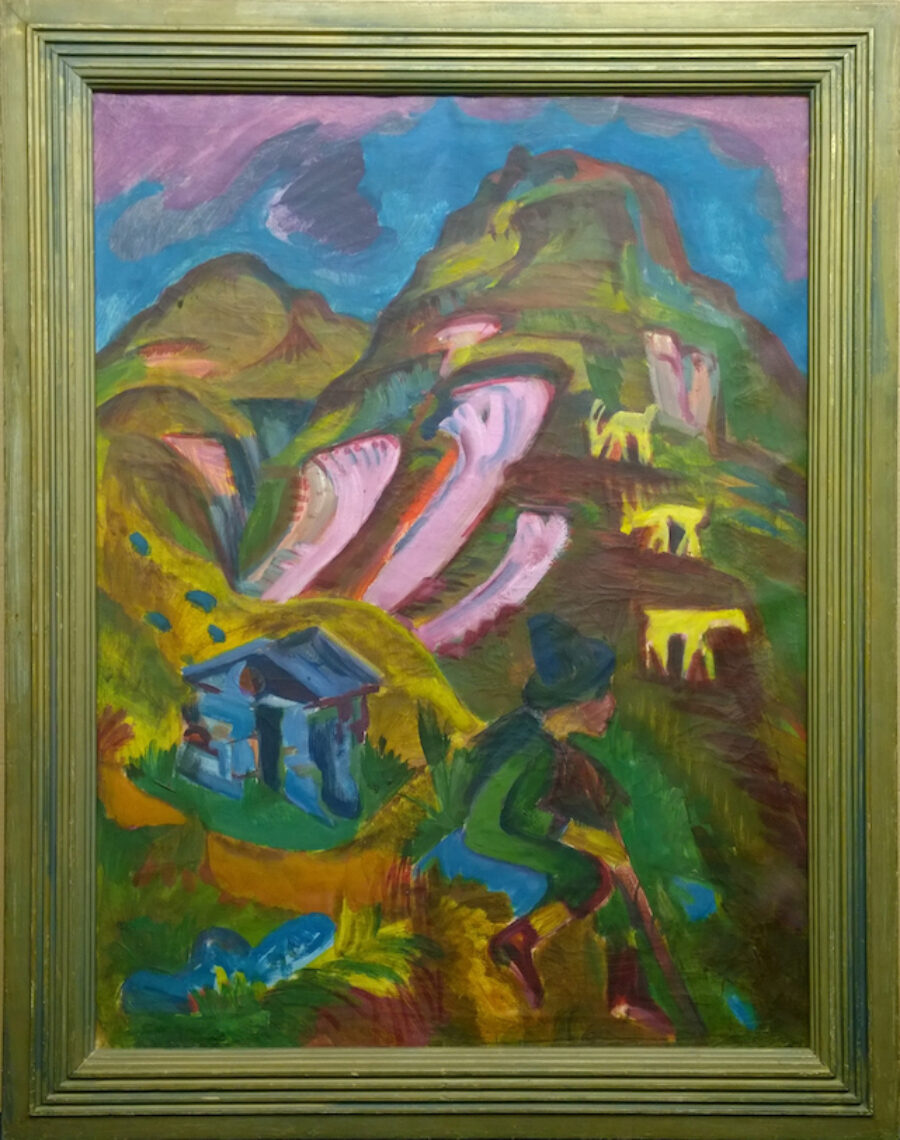 Das Bild zeigt ein Gemälde mit einem schmucken Rahmen in gelbgrünen Farbtönen. Beim Gemälde handelt es sich um eine farbenfrohe Malerei einer Naturszene in den Bergen, zu sehen ist unter anderem ein kleines Steinhaus, eine Person mit Wanderstock und drei Tiere, mutmasslich Ziegen oder Steinböcke.